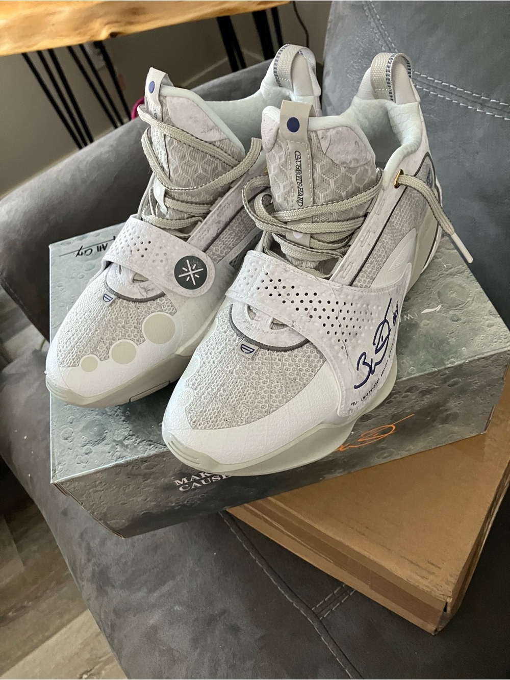 Li-Ning Women's White/Light Gray Athletic Shoes